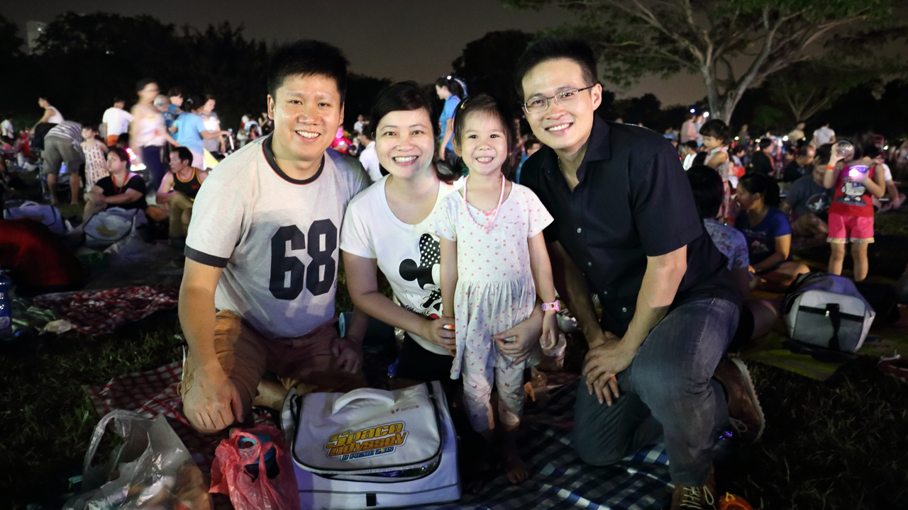 Advocating the importance of spending quality time with the whole family, Desmond Choo joined over 1,400 happy families at the NTUC U Picnic on 12 March (Photo Source: NTUC U Family)