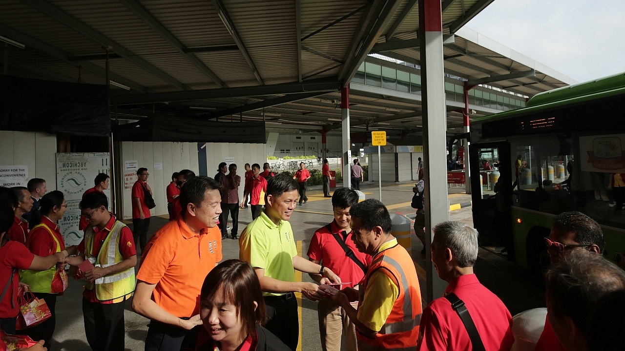 To show them appreciation for putting duty ahead of self, NTWU Executive Secretary Melvin Yong and NTUC Secretary-General visited workers from our four public transport operators on the first day of Lunar New Year this year. 