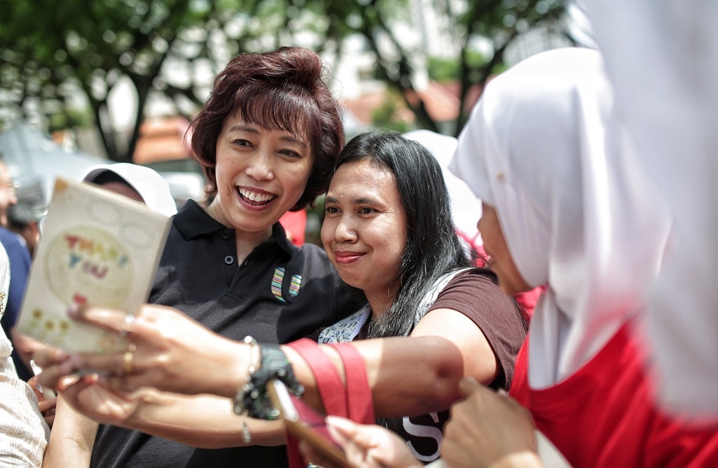 NTUC President Mary Liew sharing a selfie moment with one of the domestic employees attending our event
