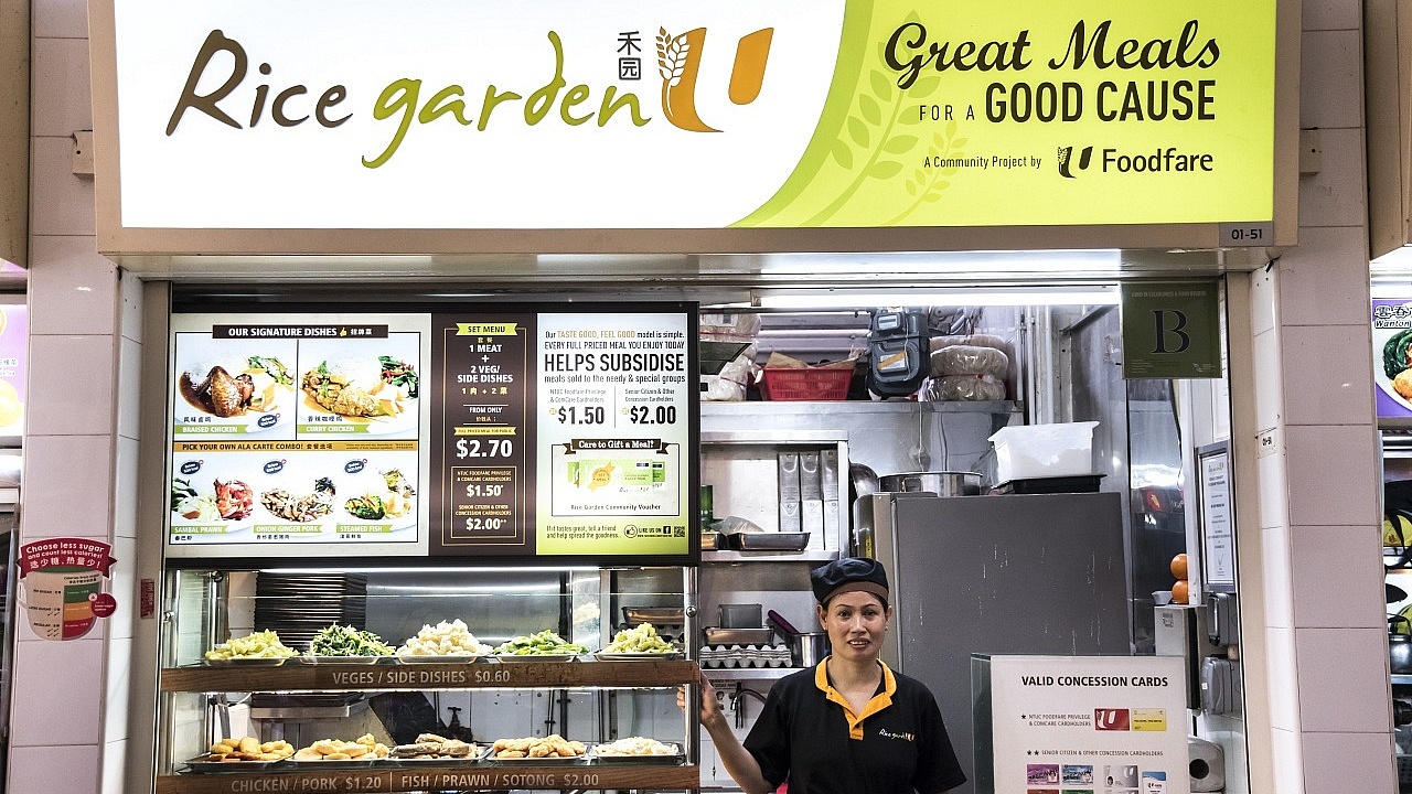 At Mdm Dieps Rice Garden stall, one can look to indulge in a wide mix of dishes comprising local favourites like Curry Chicken, Braised Pork as well as a selection of Vietnamese dishes. 