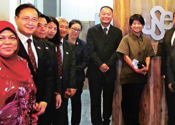 Union of Security Employees (USE) exco members pose for a photo with Hong Kong delegates.