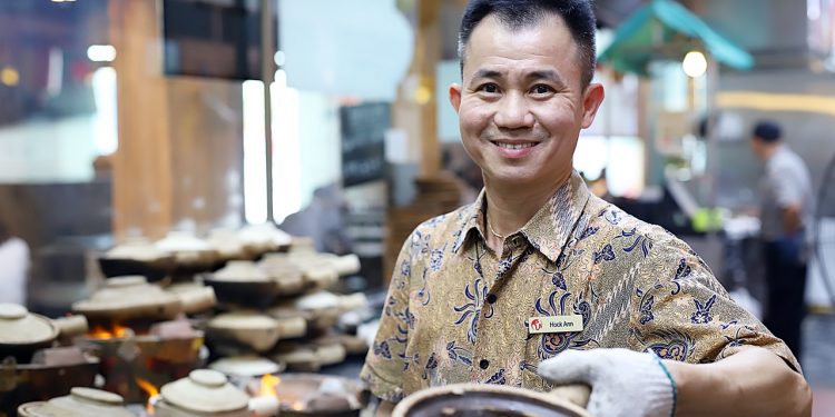 Junior Sous Chef Ang Hock Ann embodies the spirit of professionalism in the workplace. This helps him keep on pushing himself to constantly be better and delight his customers.