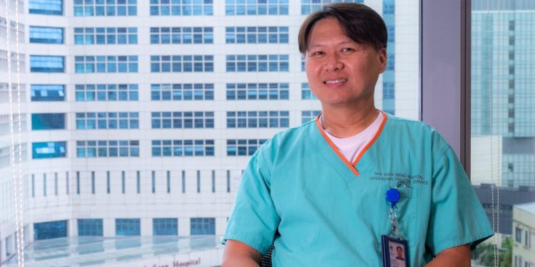 How a Mid-Career Worker Keeps His Career in the Pink of Health