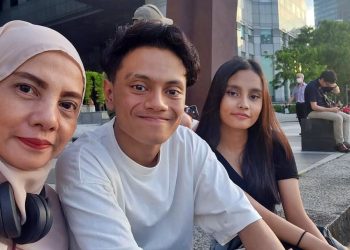 Ms Zuridah Hassan with her two teenage children.