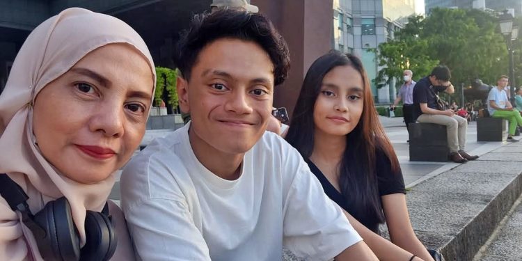 Ms Zuridah Hassan with her two teenage children.